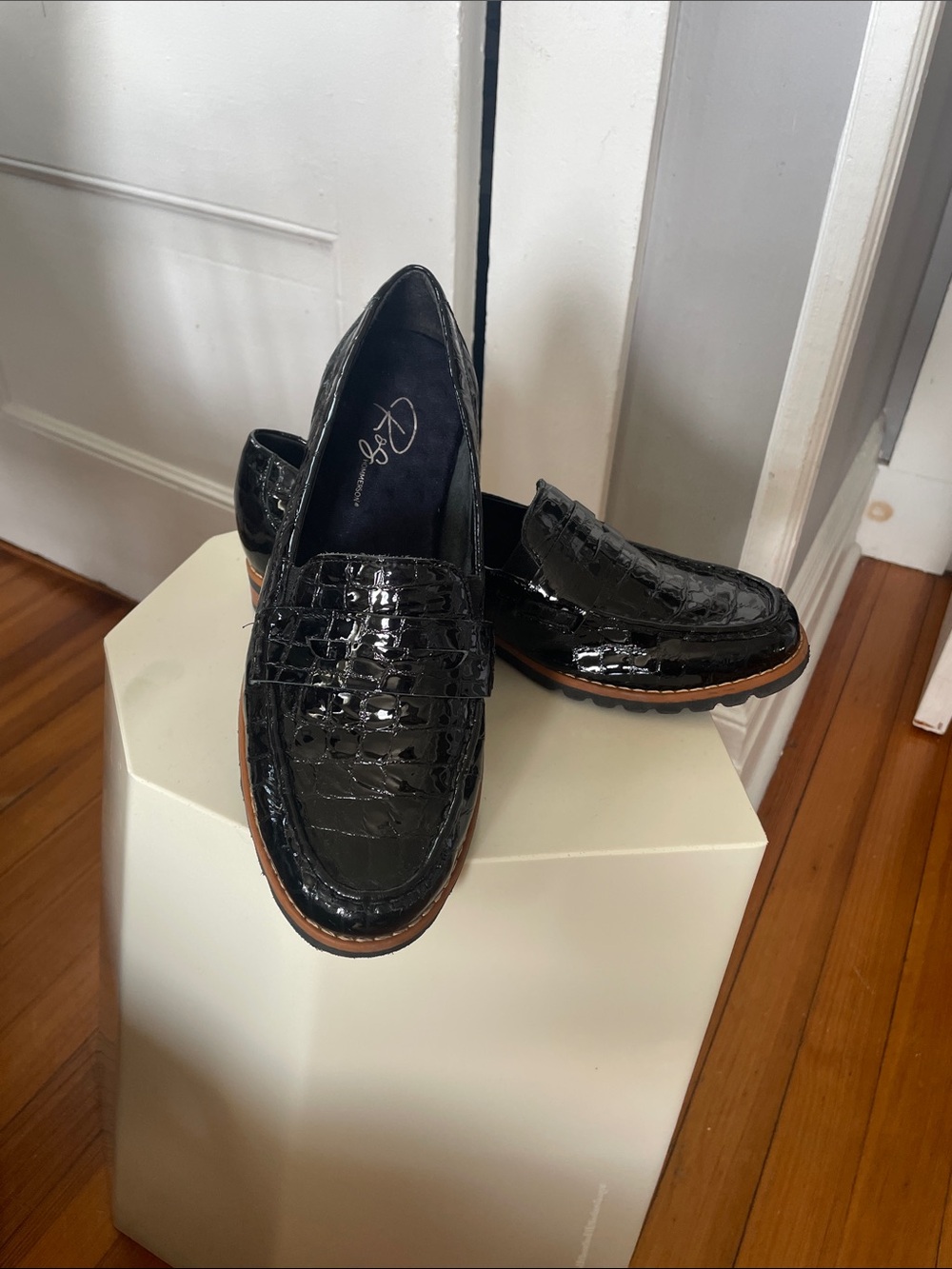 Roz Hommerson Sz 9.5 Black Croc-Embossed Penny Loafers